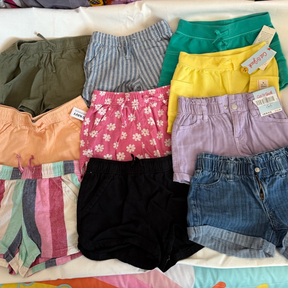 10 Colorful Kids Shorts
Very Good Condition Some Brand New
Size S 6/7